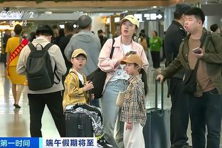 中国台湾球迷长途飞行来看哈登 后者比心示爱❤️